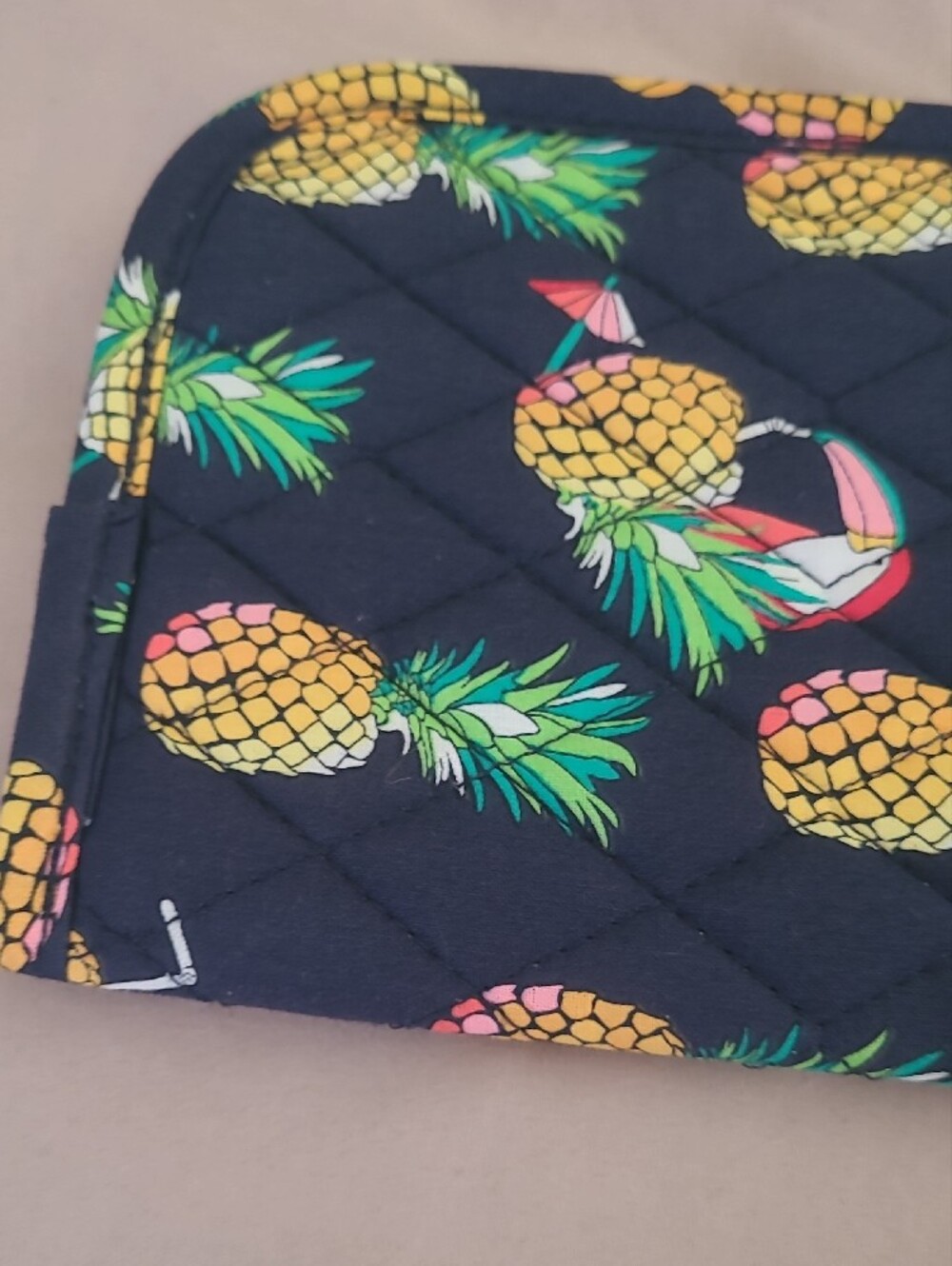 Vera Bradley Quilted Pineapple Print Curling And Flat Iron Cover- Navy - Picture 6 of 8